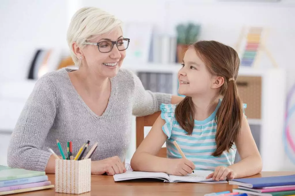 Éducatrice spécialisé travail avec une fille